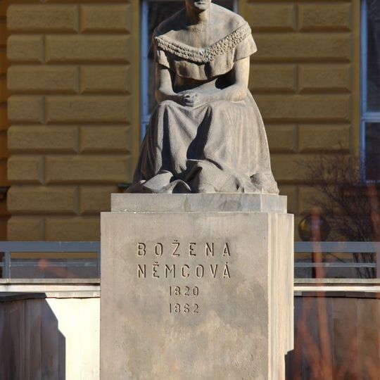 Socha Boženy Němcové před budovou Gymnazia Boženy Němcové v Hradci Králové