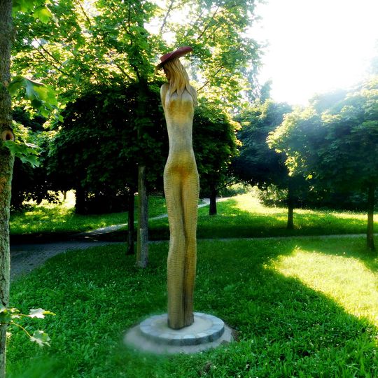 Socha ženy s kloboukem v parku před poliklinikou v Otrokovicích