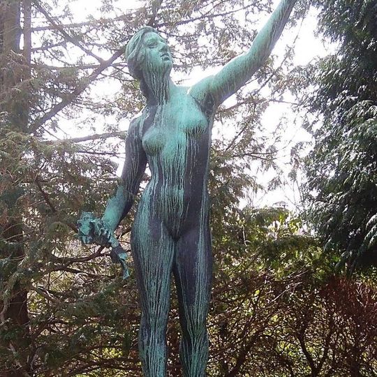 Socha Mír v parku Budyšínská v Liberci