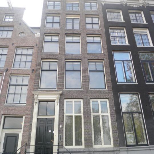 Pand met gevel onder rechte lijst met consoles