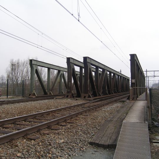 Spoorbrug over de Linge