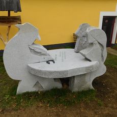 Sousoší Járy Cimrmana, Růženky a inspektora Trachty ve Svatém Kříži