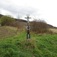 Kříž jižně od Lhovic u potoka