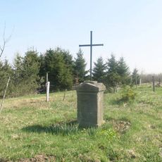 Kříž u cesty k Husově vrchu v Cínovci