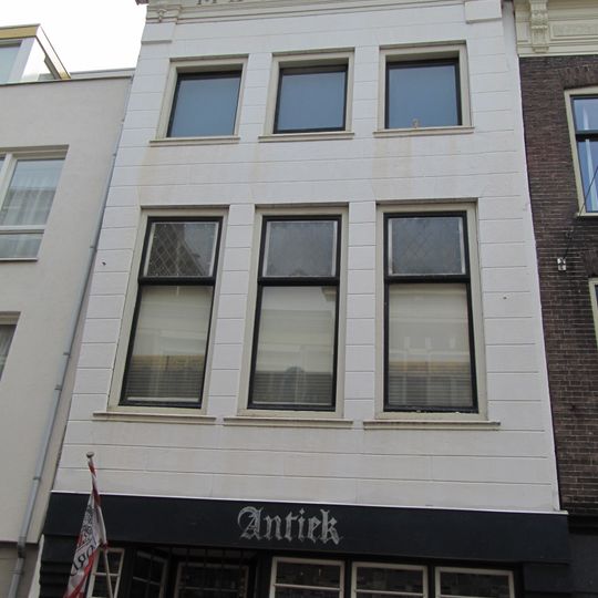 Pand met gepleisterde lijstgevel met verkropte kroonlijst waarin jaartal