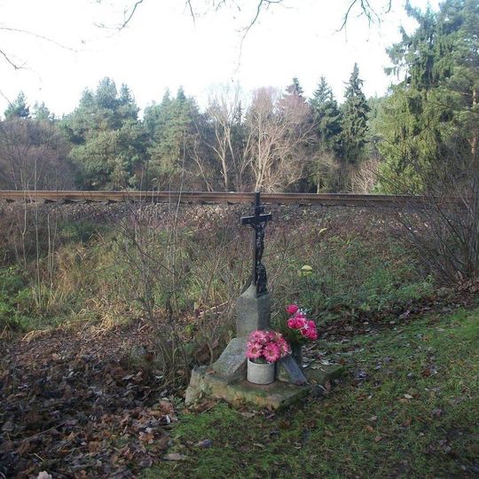 Kříž u trati severně od Lomničky