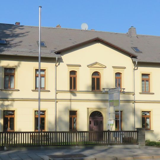 Gewerbebau der Handschuhfabrik Christian Friedrich Lohs mit Vorgarten und Resten der historischen Einfriedung Zwickauer Straße 412