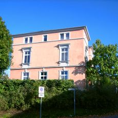 Villa mit Stützmauer zur Straße Bahnhofstraße 4