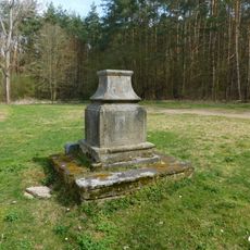 Podstavec u kostela v Zahrádce