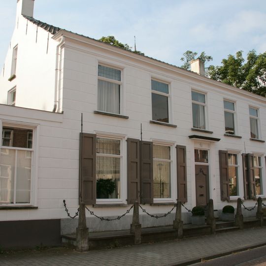 Herenhuis met hardstenen stoeppalen