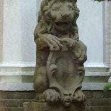 De Tempel: twee schilddragende leeuwtjes