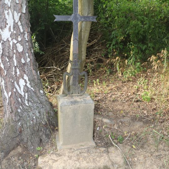 Kříž u pramene u Červené Lhoty