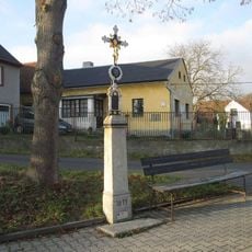 Kříž v Chrastavicích na návsi