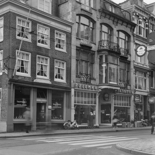 Hoekhuis onder schilddak waarin drie dakkapellen