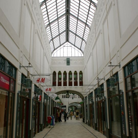 Kaufhaus mit Straßburg-Passage, mit allen Läden und der inneren Gestaltung des Kaufhauses Berliner Straße 7, 8