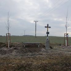 Kříž jižně od Kaliště u cesty do Holušic