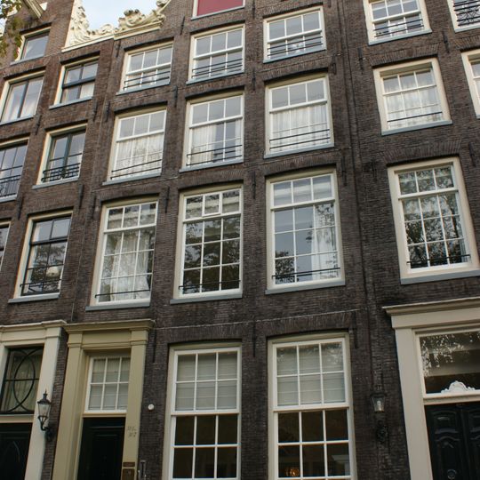 Pand met halsgevel met gebeeldhouwde cordonlijst