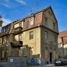 Wohn- und Geschäftshaus (mit zwei Hausnummern) in halboffener Bebauung Mozartallee 143; 145