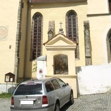 Výklenková kaplička u kostela Nanebevzetí Panny Marie v Trhových Svinech