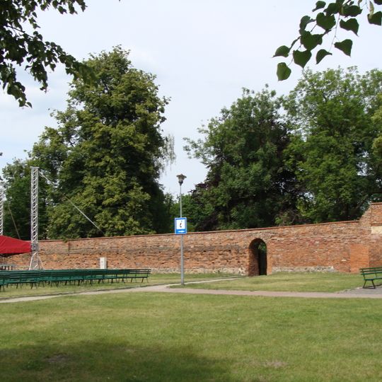 Mury przedzamcza otaczające zabudowania folwarku