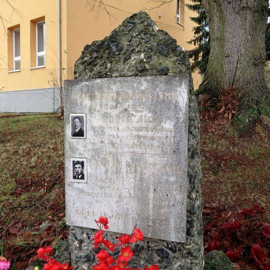 Pomník padlým u školy v Zaječově