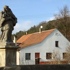 Boží muka a socha sv. Jana Nepomuckého na mostě v Sazené