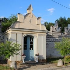 Kapliczka przy murze zamkowym w Trzebinie