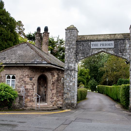 Entrance gates and railings of Priory House