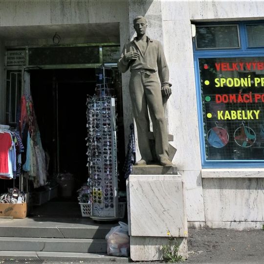 Socha muže před bývalým hotelem na Náměstí ve Kdyni