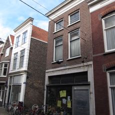 Hoekpand Driehuissteiger. Aan de Voorstraatshaven gevel onder rechte lijst