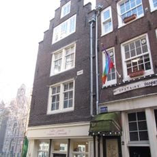 Hoekhuis met trapgevel waarin ontlastingsboogjes van een vroeger drielicht