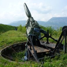 Socle de pièce d'artillerie montée d'un canon factice.