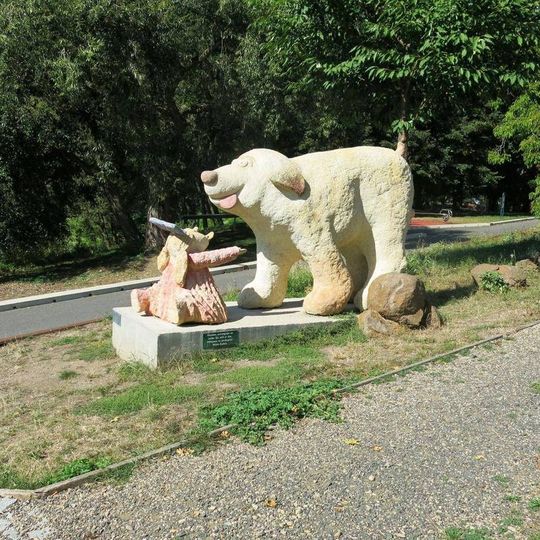 Socha Maxipes Fík s Ájou na nábřeží v Kadani