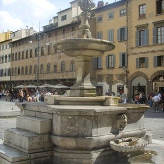 Piazza Santa Croce fountain