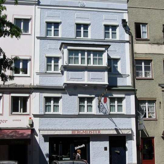 Wohnhaus mit Laden