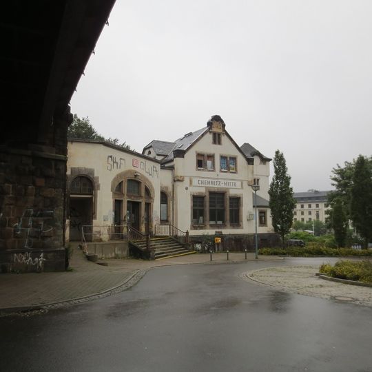 Empfangsgebäude, Bahnsteigüberdachung des Bahnhofs, gemauerter Bahndamm und zwei Eisenbahnbrücken über die Stollberger Straße und über die Reichsstraße an der Neefestraße Reichsstraße 1