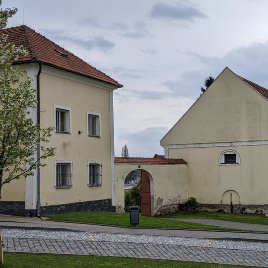 Dva renesanční portálky ve sklepě sýpky fary