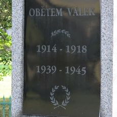 Pomník padlým na návsi v Lipenci