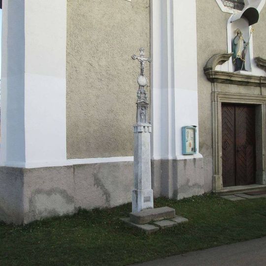 Kříž u kostela v Milavčích