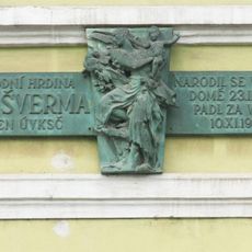 Pamětní deska Jana Švermy na domě Palackého 38 v Mnichově Hradišti