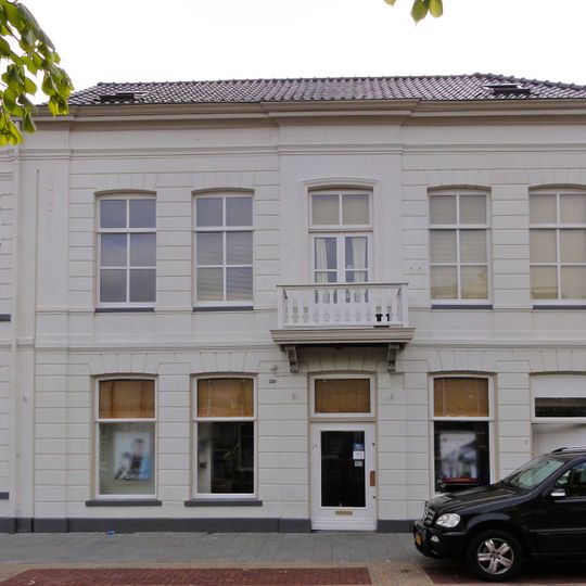 Vijf traveëen breed woonhuis met verdieping en gepleisterde gevel onder schilddak