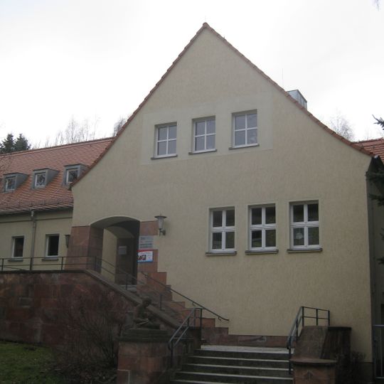 Kindergarten mit vorgelagerter Böschungsmauer Platnerstraße 10