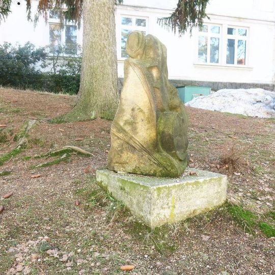 Kamenná plastika u dětského hřiště za budovou E nemocnice v Liberci