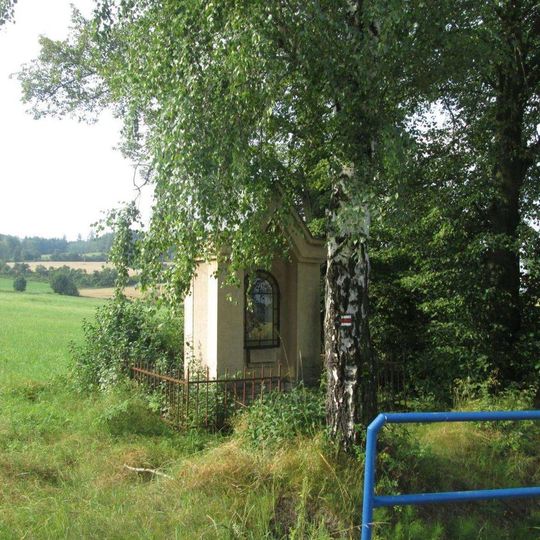 Kaplička západně od Ouběnic