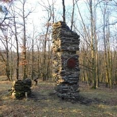 Mohyla Antonína Benjamina Svojsíka na hřebeni nad údolím Kocáby u Štěchovic