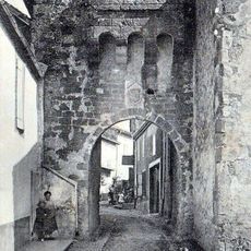 Porte fortifiée adossée au mur de l'église