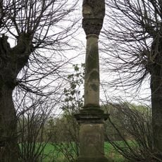 Sloup se sochou Panny Marie