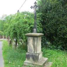 Kříž za kostelem v Mojžíři