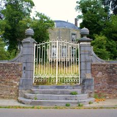 Borgharen Castle: garden wall with pillars and fence