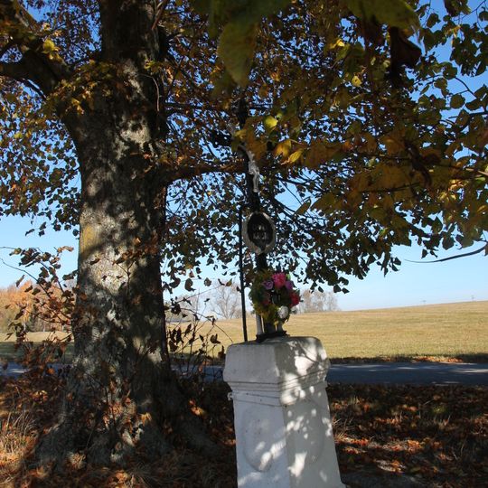 Kříž mezi Peckovem a Vrbicí